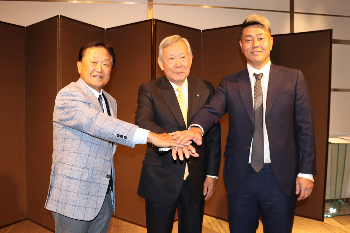 JGTOの新体制発表記者会見で質問に答える倉本昌弘副会長（中央は諸星裕会長、右端は谷原秀人副会長=当時＝）　写真提供：清流舎