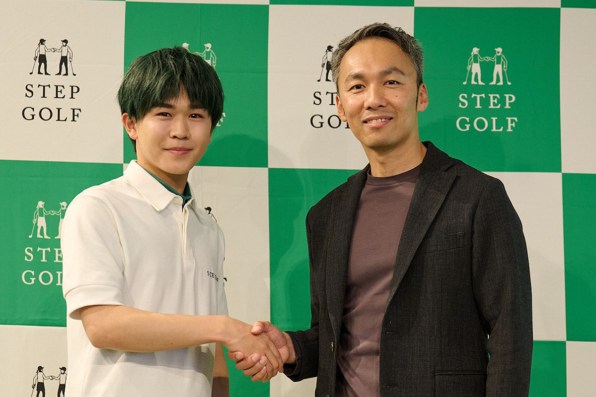 握手をする鈴木福くん（左）と榎本考修代表取締役（右）　提供:ステップゴルフ