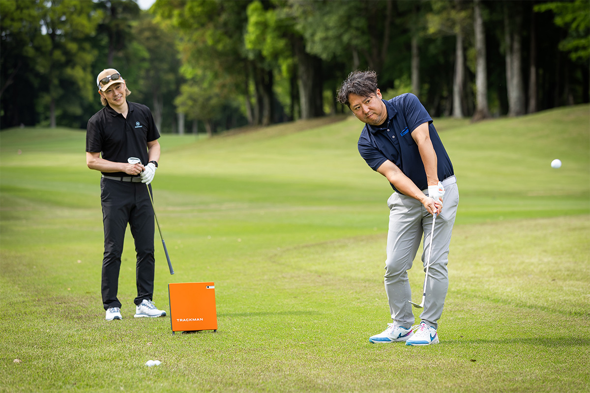 甲斐さんは「スクエアに構えて、これだけスピンが入るならゴルフが楽になる」と花道からのアプローチの感覚をつかんだ模様[写真：角田慎太郎]