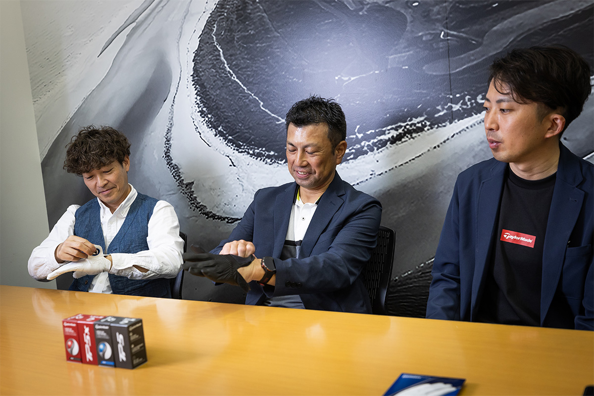 改めて「プレイヤーズ グローブ」の着け心地を確認する山本さん（左）と北さん（中央）[写真：角田慎太郎]