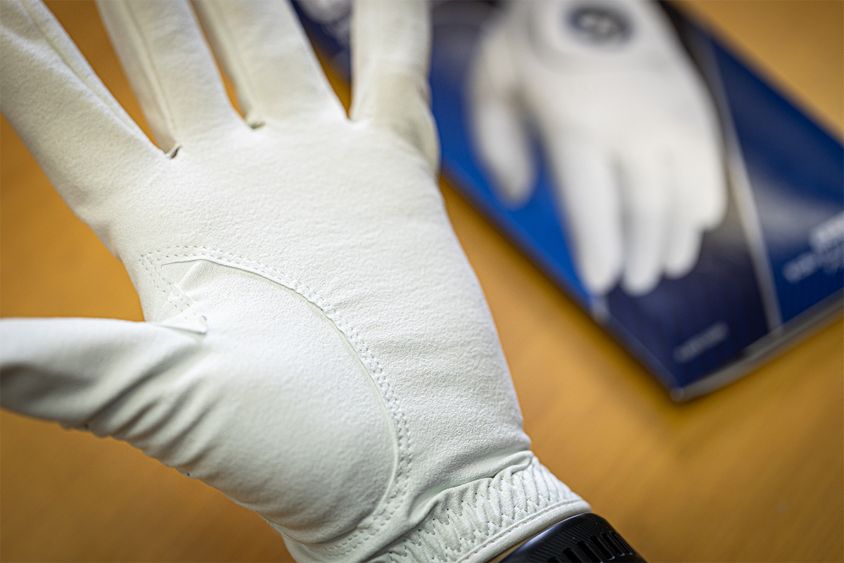 縫い合わせ部分も薄く作られているという「プレイヤーズ グローブ」[写真：角田慎太郎]