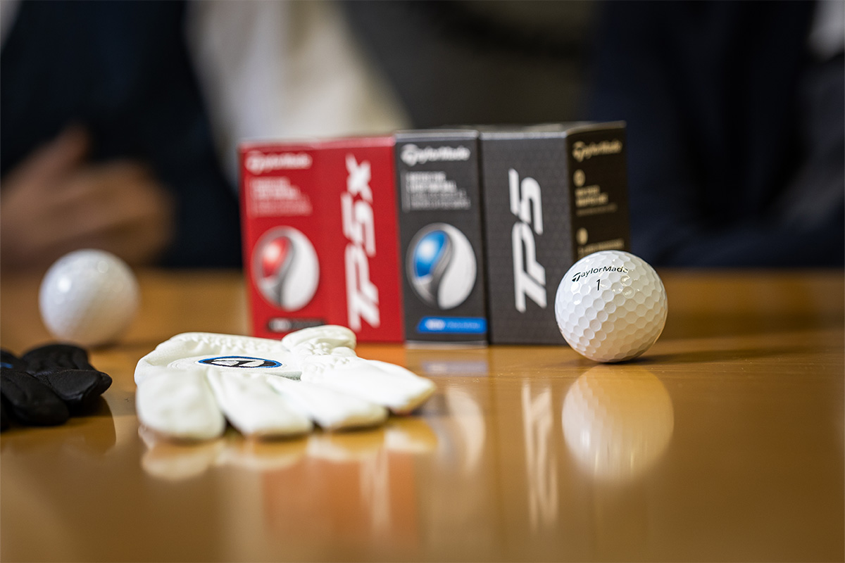 テーラーメイドのツアーボール「TP5」「TP5x」と「プレイヤーズ グローブ」[写真：角田慎太郎]