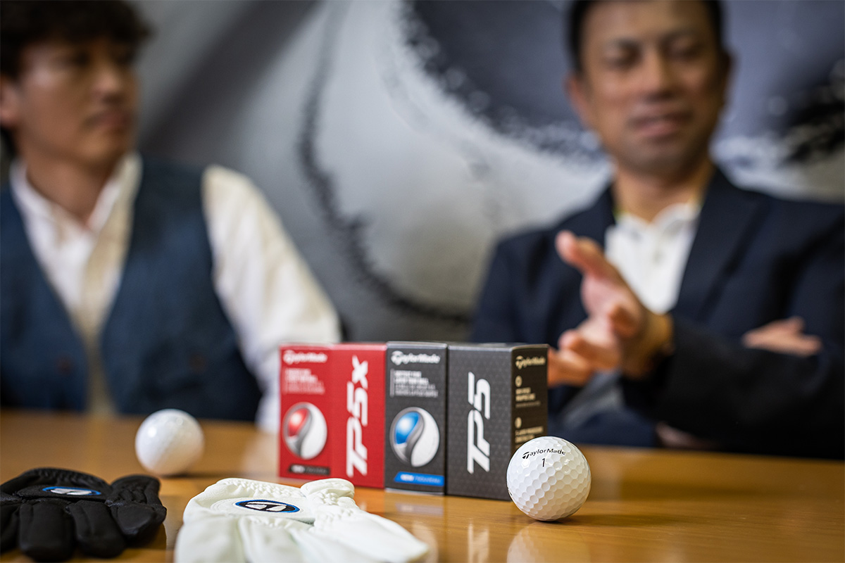 テーラーメイドのツアーボール「TP5」「TP5x」と「プレイヤーズ グローブ」[写真：角田慎太郎]
