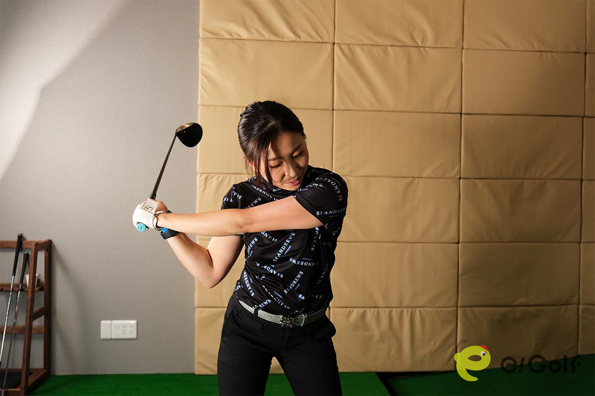 体が先に動くと、胸の前に手元を下ろす空間がなくなってしまい、クラブの振り遅れが起こる