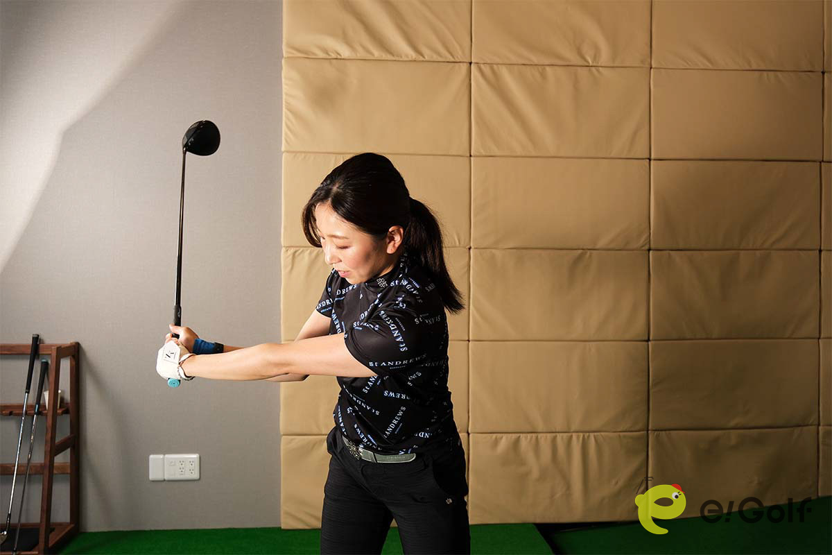 切り返しで体を回すと同時に、手元も下ろしていくことを意識する