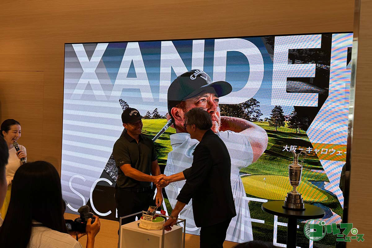 バースデーケーキでお祝いされるザンダー・シャウフェレ