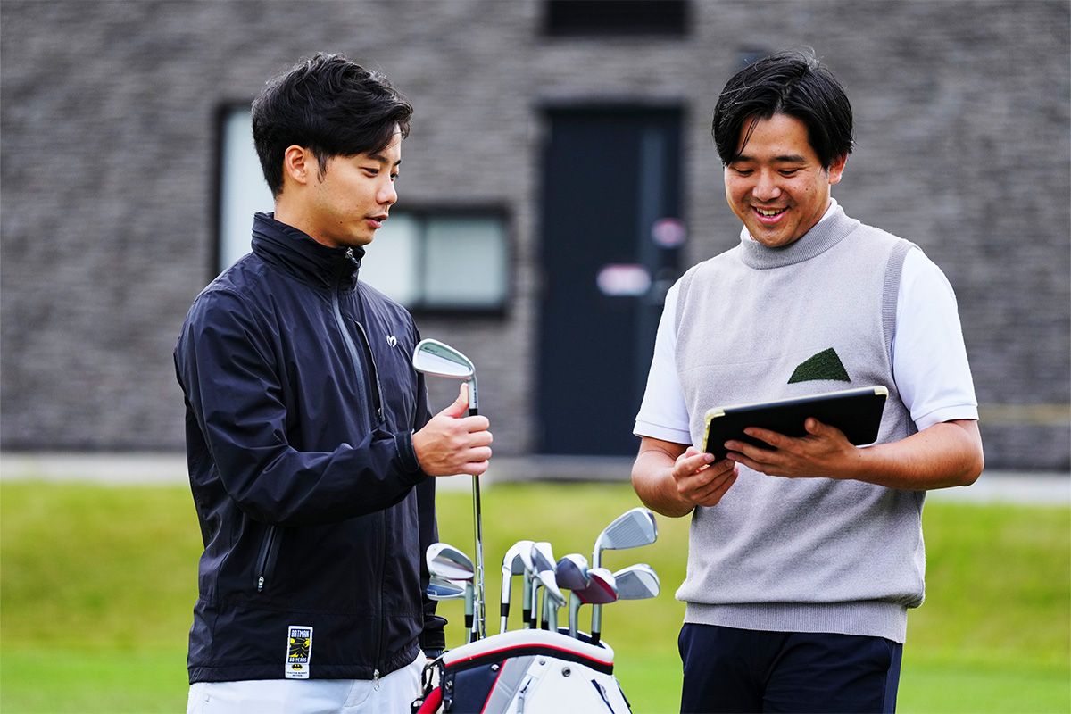 データを見ながら、クラブ選択をしている様子 [写真：今井暖]