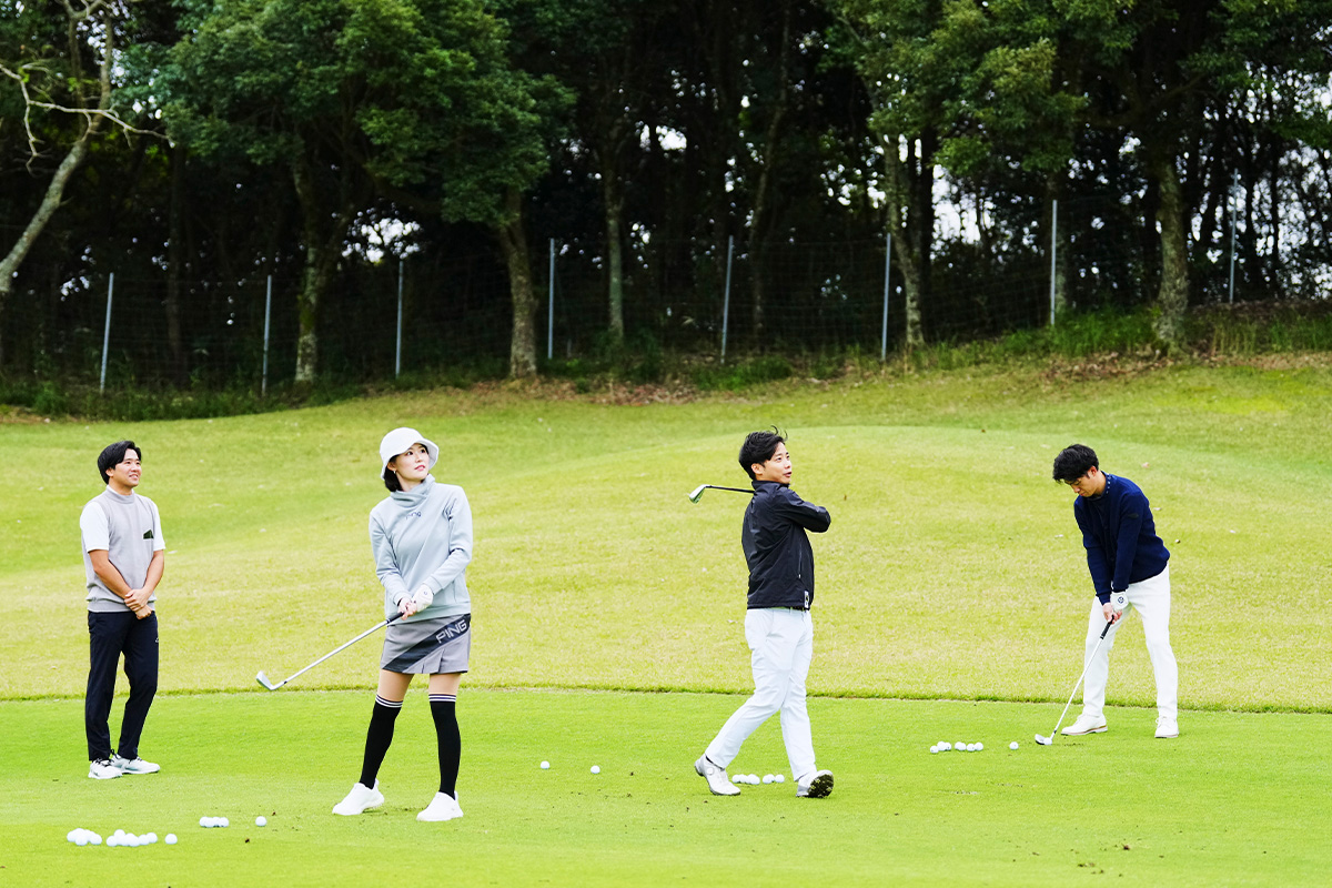 それぞれに合ったクラブをコースの芝からも試打[写真：今井暖]