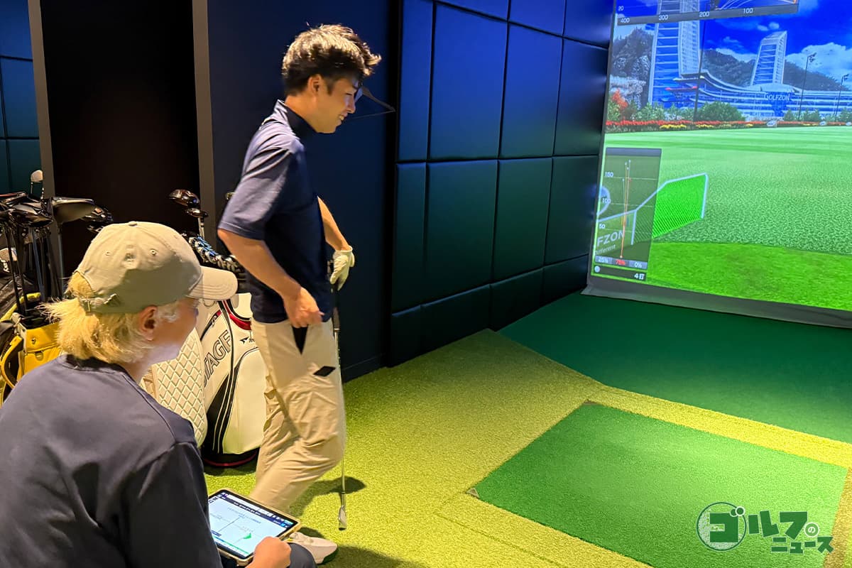 ルイゴルフさんが試打をする様子