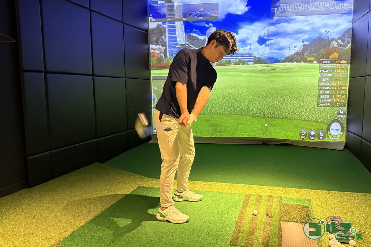 ルイゴルフさんが試打をする様子