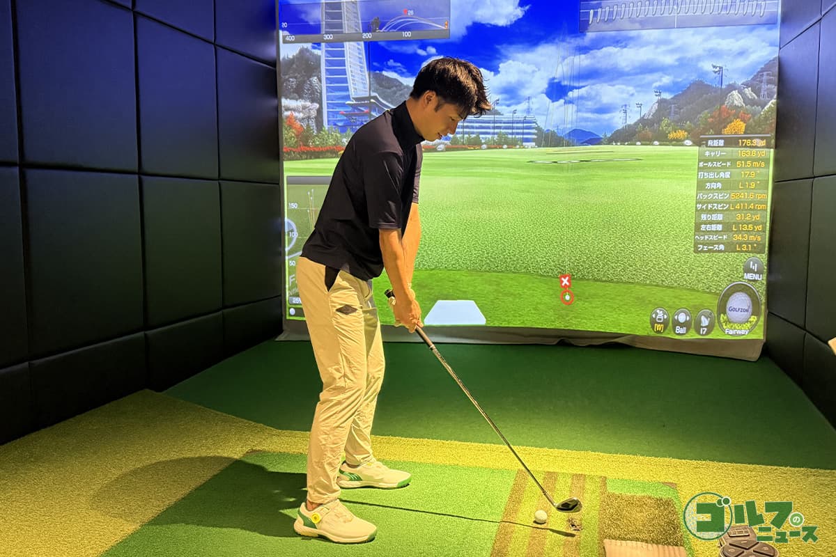ルイゴルフさんが試打をする様子