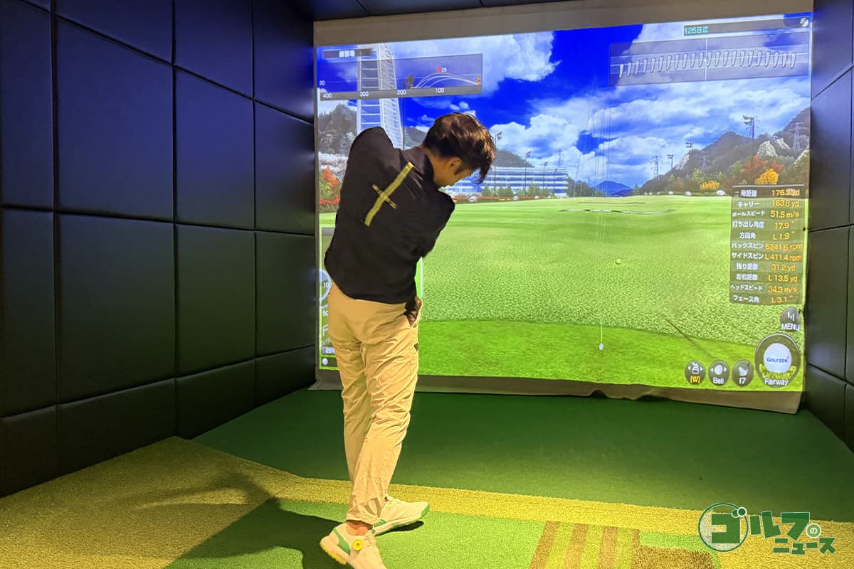 ルイゴルフさんが試打をする様子
