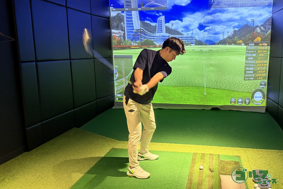 ルイゴルフさんが試打をする様子
