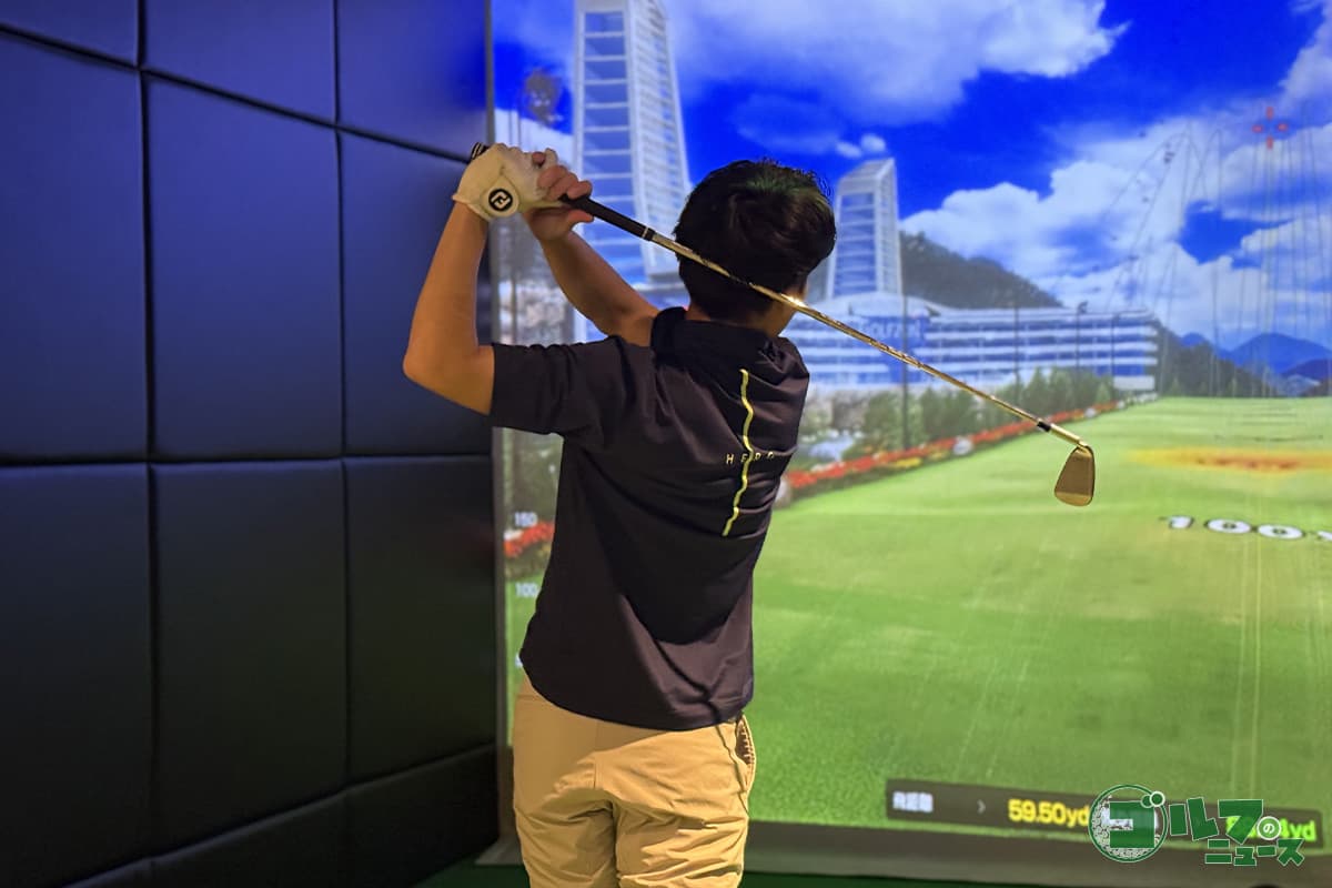 ルイゴルフさんが試打をする様子