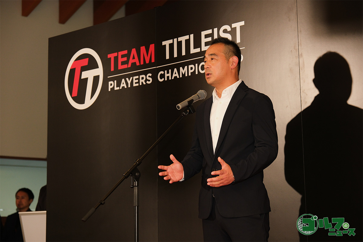 表彰式であいさつをする岡本好生氏