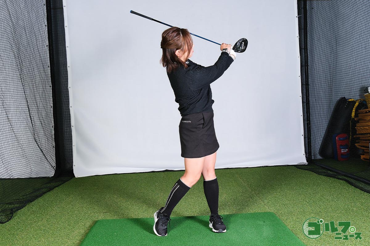 【ステップ2】ドライバーを逆さに持って、腕を使ってスピーディーに振る