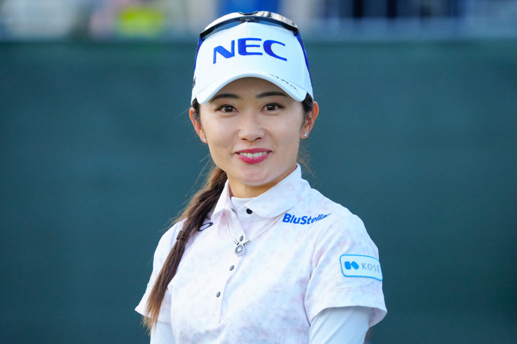 安田祐香が“別人級”クールビジュアル披露！ ジャージ＆サングラス姿の